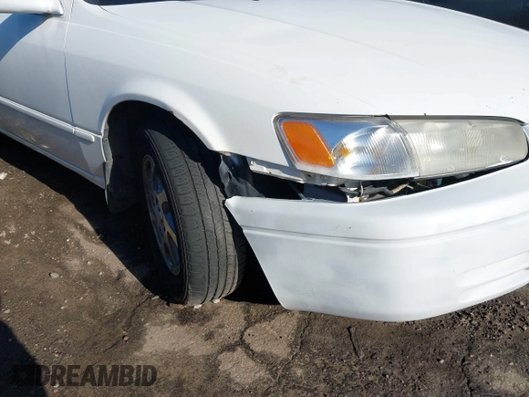 1999 Toyota Camry LE z VIN 4T1BF28K5XU930080, wystawiony jako IAAI lot #41986577 z przebiegiem 145 224 mil mil oraz . Historia ofert i sprzedaży dostępna na DreamBid. Obrazek 18.