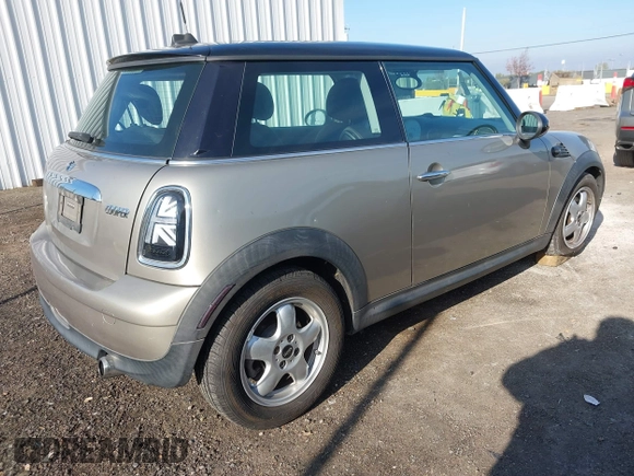 2010 MINI Hardtop z VIN WMWMF3C56ATZ65113, wystawiony jako IAAI lot #40968121 z przebiegiem 124 066 mil mil oraz . Historia ofert i sprzedaży dostępna na DreamBid. Obrazek 4.