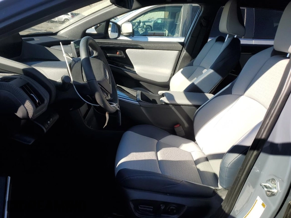 2023 Subaru Solterra Premium z VIN JTMABABA5PA019352, wystawiony jako Copart lot #43404604 z przebiegiem 9 903 mil mil oraz . Historia ofert i sprzedaży dostępna na DreamBid. Obrazek 7.