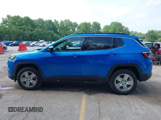 2022 Jeep Compass Latitude z VIN 3C4NJDBB6NT175193, wystawiony jako IAAI lot #42503821 z przebiegiem 58 934 mil mil oraz . Historia ofert i sprzedaży dostępna na DreamBid. Obrazek 14.