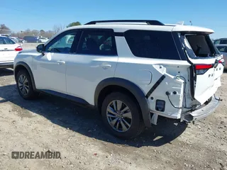 2023 Nissan Pathfinder SV z VIN 5N1DR3BC4PC243511, wystawiony jako IAAI lot #41742729 z przebiegiem 43 909 mil mil oraz . Historia ofert i sprzedaży dostępna na DreamBid. Obrazek 3.