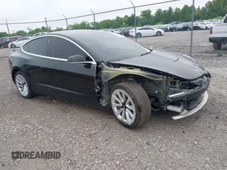 2018 Tesla Model 3 Long Range Battery z VIN 5YJ3E1EA4JF057035, wystawiony jako IAAI lot #42234285 z przebiegiem 111 000 mil mil oraz . Historia ofert i sprzedaży dostępna na DreamBid. Obrazek 1.