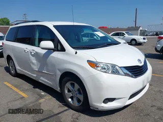 2011 Toyota Sienna LE AAS z VIN 5TDKK3DCXBS065124, wystawiony jako IAAI lot #42475026 z przebiegiem 111 992 mil mil oraz . Historia ofert i sprzedaży dostępna na DreamBid. Obrazek 1.