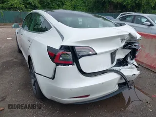 2019 Tesla Model 3 Mid Range z VIN 5YJ3E1EA7KF299755, wystawiony jako IAAI lot #42354352 z przebiegiem Nie podano mil oraz . Historia ofert i sprzedaży dostępna na DreamBid. Obrazek 11.