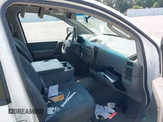 2005 Nissan Titan SE z VIN 1N6BA07A35N554676, wystawiony jako IAAI lot #42593107 z przebiegiem 200 541 mil mil oraz . Historia ofert i sprzedaży dostępna na DreamBid. Obrazek 5.