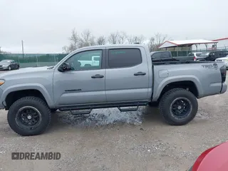 2021 Toyota Tacoma SR z VIN 3TMCZ5AN5MM372821, wystawiony jako IAAI lot #41886586 z przebiegiem 68 878 mil mil oraz . Historia ofert i sprzedaży dostępna na DreamBid. Obrazek 14.