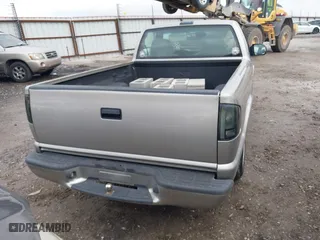 2000 Chevrolet S-10 LS with VIN 1GCCS14W2Y8168652, listed as a IAAI auction lot 41515733 with 263,672 mi miles. Bid and sale history available at carsss.com. Image 17.