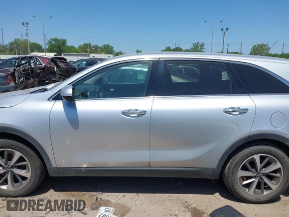 2020 Kia Sorento S z VIN 5XYPG4A58LG669899, wystawiony jako IAAI lot #42006231 z przebiegiem 58 268 mil mil oraz . Historia ofert i sprzedaży dostępna na DreamBid. Obrazek 14.