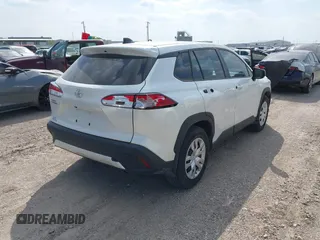 2023 Toyota Corolla Cross L z VIN 7MUAAAAG7PV070367, wystawiony jako IAAI lot #41794154 z przebiegiem 21 407 mil mil oraz . Historia ofert i sprzedaży dostępna na DreamBid. Obrazek 4.