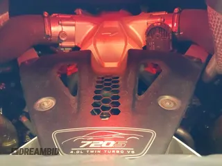 2018 McLaren 720S z VIN SBM14DCA1JW000891, wystawiony jako IAAI lot #41431972 z przebiegiem 23 724 mil mil oraz . Historia ofert i sprzedaży dostępna na DreamBid. Obrazek 10.