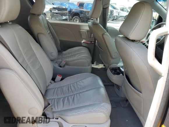 2011 Toyota Sienna XLE z VIN 5TDDK3DCXBS014134, wystawiony jako Copart lot #55124725 z przebiegiem 193 629 mil mil oraz Szkoda całkowita • Salvage title. Historia ofert i sprzedaży dostępna na DreamBid. Obrazek 11.