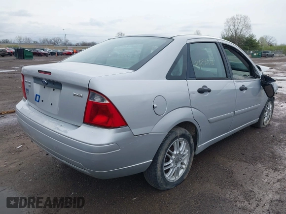 2005 Ford Focus S with VIN 1FAFP34N55W117628, listed as a IAAI auction lot 41882291 with 220,001 mi miles. Bid and sale history available at carsss.com. Image 4.