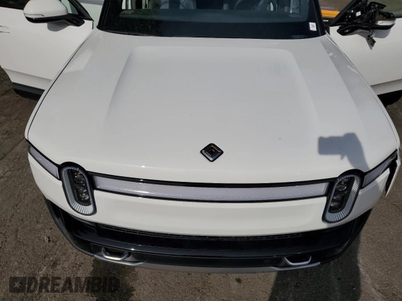 2024 Rivian R1S Adventure z VIN 7PDSGABAXRN035766, wystawiony jako Copart lot #77481034 z przebiegiem 6 590 mil mil oraz Szkoda całkowita • Salvage title. Historia ofert i sprzedaży dostępna na DreamBid. Obrazek 14.