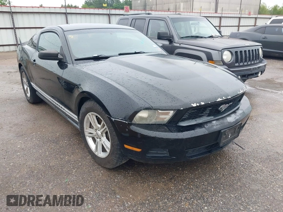 2011 Ford Mustang V6 z VIN 1ZVBP8AM5B5125342, wystawiony jako IAAI lot #42206977 z przebiegiem 283 386 mil mil oraz . Historia ofert i sprzedaży dostępna na DreamBid. Obrazek 1.