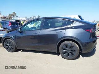 2024 Tesla Model Y z VIN 7SAYGDED4RF115252, wystawiony jako IAAI lot #42302658 z przebiegiem 7 365 mil mil oraz . Historia ofert i sprzedaży dostępna na DreamBid. Obrazek 14.