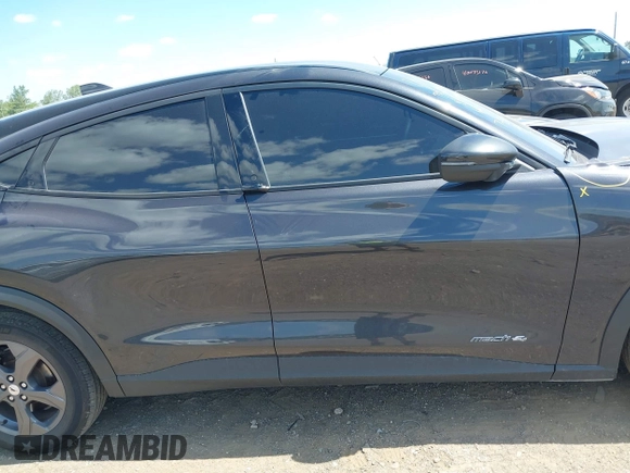 2022 Ford Mustang Mach-E Select z VIN 3FMTK1SS9NMA18394, wystawiony jako IAAI lot #40067340 z przebiegiem 35 805 mil mil oraz . Historia ofert i sprzedaży dostępna na DreamBid. Obrazek 13.