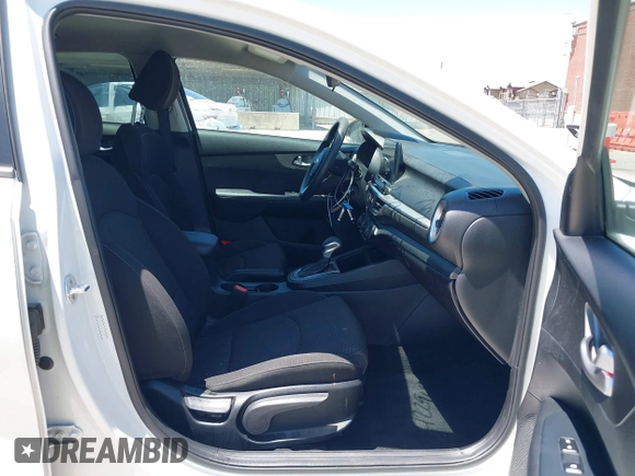 2020 Kia Forte LXS z VIN 3KPF24AD4LE248213, wystawiony jako IAAI lot #42290261 z przebiegiem 21 722 mil mil oraz . Historia ofert i sprzedaży dostępna na DreamBid. Obrazek 5.