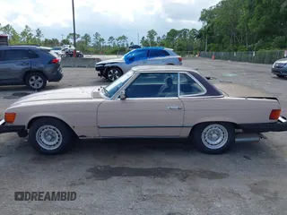 1983 Mercedes-Benz 380 SL z VIN WDBBA45A1DB020815, wystawiony jako IAAI lot #42548157 z przebiegiem 104 615 mil mil oraz . Historia ofert i sprzedaży dostępna na DreamBid. Obrazek 14.