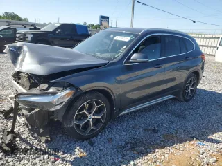 2018 BMW X1 sDrive28i z VIN WBXHU7C30J5H44634, wystawiony jako Copart lot #57998155 z przebiegiem 68 309 mil mil oraz Szkoda całkowita • Salvage title. Historia ofert i sprzedaży dostępna na DreamBid. Obrazek 1.