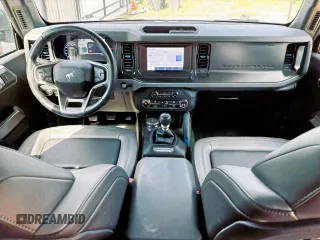 2023 Ford Bronco z VIN 1FMDE5DH1PLA85211, wystawiony jako Copart lot #61242455 z przebiegiem 33 535 mil mil oraz Szkoda całkowita • Salvage title. Historia ofert i sprzedaży dostępna na DreamBid. Obrazek 9.