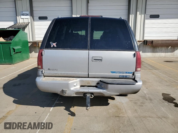 1999 GMC Denali z VIN 1GKEK13R0XR916686, wystawiony jako Copart lot #61120914 z przebiegiem 240 605 mil mil oraz Szkody całkowita. Historia ofert i sprzedaży dostępna na DreamBid. Obrazek 6.