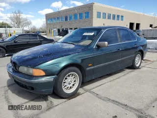 1998 BMW 5 Series 528i z VIN WBADD632XWGT92469, wystawiony jako Copart lot #53855525 z przebiegiem 325 465 mil mil oraz Szkoda całkowita • Salvage title. Historia ofert i sprzedaży dostępna na DreamBid. Obrazek 1.