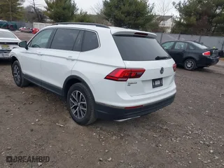 2020 Volkswagen Tiguan SE with VIN 3VV2B7AX0LM075033, listed as a IAAI auction lot 41310056 with 82,548 mi miles. Bid and sale history available at carsss.com. Image 3.
