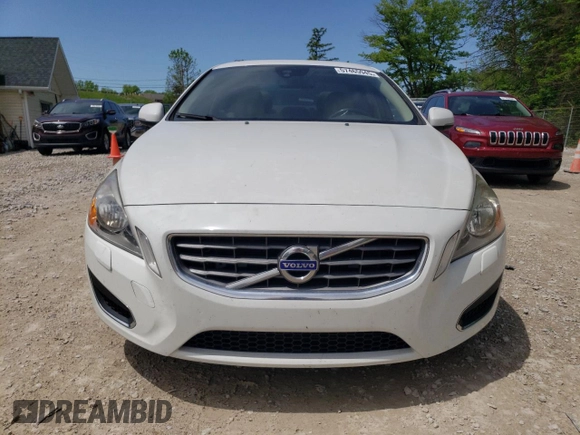 2013 Volvo S60 T5 Premier z VIN YV1612FS6D2204799, wystawiony jako Copart lot #57465945 z przebiegiem 122 604 mil mil oraz Czysty tytuł • Clean title. Historia ofert i sprzedaży dostępna na DreamBid. Obrazek 5.