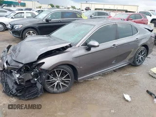 2023 Toyota Camry SE z VIN 4T1T11AK8PU802097, wystawiony jako IAAI lot #42389754 z przebiegiem 19 732 mil mil oraz . Historia ofert i sprzedaży dostępna na DreamBid. Obrazek 2.