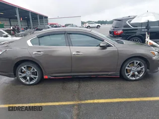 2014 Nissan Maxima S z VIN 1N4AA5AP2EC455230, wystawiony jako IAAI lot #42413381 z przebiegiem 182 766 mil mil oraz . Historia ofert i sprzedaży dostępna na DreamBid. Obrazek 13.