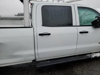 2018 GMC Sierra 2500HD z VIN 1GT12REG1JF126729, wystawiony jako Copart lot #84289454 z przebiegiem Nie podano mil oraz Szkoda całkowita • Salvage title. Historia ofert i sprzedaży dostępna na DreamBid. Obrazek 10.