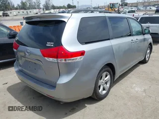 2012 Toyota Sienna LE AAS z VIN 5TDKK3DC5CS183731, wystawiony jako IAAI lot #42247364 z przebiegiem 148 723 mil mil oraz . Historia ofert i sprzedaży dostępna na DreamBid. Obrazek 4.