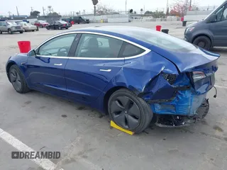 2020 Tesla Model 3 Standard Range Plus z VIN 5YJ3E1EA7LF705809, wystawiony jako IAAI lot #42146416 z przebiegiem 52 056 mil mil oraz . Historia ofert i sprzedaży dostępna na DreamBid. Obrazek 3.
