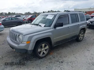 2015 Jeep Patriot High Altitude z VIN 1C4NJPFA2FD185584, wystawiony jako IAAI lot #41714984 z przebiegiem 121 345 mil mil oraz . Historia ofert i sprzedaży dostępna na DreamBid. Obrazek 2.