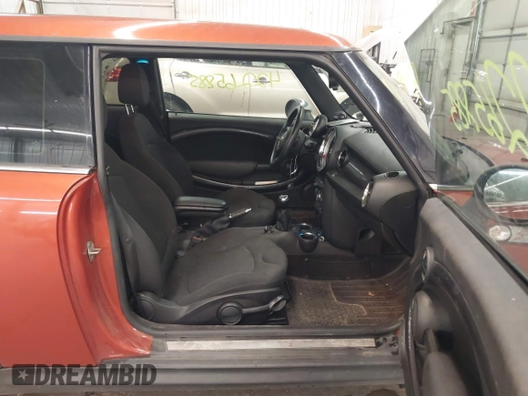 2013 MINI Hardtop S z VIN WMWSV3C56DT476032, wystawiony jako IAAI lot #42265885 z przebiegiem 120 188 mil mil oraz . Historia ofert i sprzedaży dostępna na DreamBid. Obrazek 5.