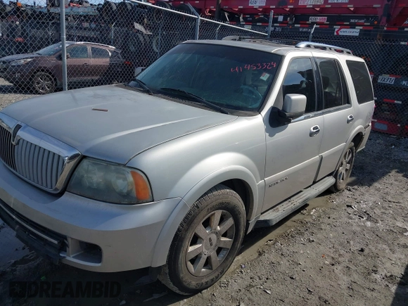 2005 Lincoln Navigator Luxury with VIN 5LMFU28535LJ01574, listed as a IAAI auction lot 41453324 with 197,935 mi miles. Bid and sale history available at carsss.com. Image 2.