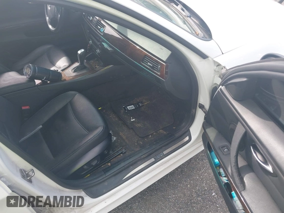 2011 BMW 3 Series 328i xDrive z VIN WBAPK5G53BNN30229, wystawiony jako IAAI lot #42201927 z przebiegiem 140 087 mil mil oraz . Historia ofert i sprzedaży dostępna na DreamBid. Obrazek 5.