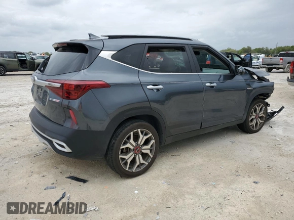 2021 Kia Seltos SX z VIN KNDETCA27M7203303, wystawiony jako Copart lot #48563105 z przebiegiem 51 176 mil mil oraz Nie do naprawy • Non repairable. Historia ofert i sprzedaży dostępna na DreamBid. Obrazek 3.