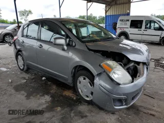 2008 Nissan Versa S z VIN 3N1BC13EX8L444176, wystawiony jako Copart lot #55516445 z przebiegiem 135 005 mil mil oraz Szkoda całkowita • Salvage title. Historia ofert i sprzedaży dostępna na DreamBid. Obrazek 4.
