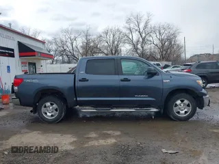 2008 Toyota Tundra z VIN 5TFDV54198X077455, wystawiony jako IAAI lot #41668660 z przebiegiem 164 008 mil mil oraz . Historia ofert i sprzedaży dostępna na DreamBid. Obrazek 13.