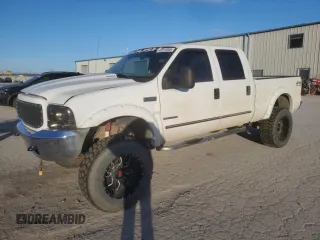 2000 Ford Super Duty F-250 XL with VIN 1FTNW21F0YEA33324, listed as a Copart auction lot 42015965 with 325,966 mi miles and Salvage Title. Bid and sale history available at carsss.com. Image 1.
