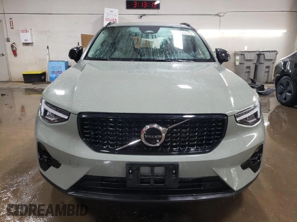 2023 Volvo XC40 Ultimate Dark Theme z VIN YV4L12UX9P2068547, wystawiony jako Copart lot #47006075 z przebiegiem 27 126 mil mil oraz Szkoda całkowita • Salvage title. Historia ofert i sprzedaży dostępna na DreamBid. Obrazek 5.