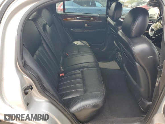 2003 Lincoln Town Car Executive z VIN 1LNHM81W33Y653643, wystawiony jako Copart lot #58824145 z przebiegiem Nie podano mil oraz Szkoda całkowita • Salvage title. Historia ofert i sprzedaży dostępna na DreamBid. Obrazek 10.