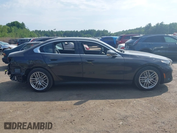 2024 BMW 5 Series 530i с VIN WBA43FJ03RCS39433, выставлен на аукционе IAAI как лот 42396985 с пробегом 2 327 миль миль и . История ставок и продаж доступна на DreamBid. Изображение 13.