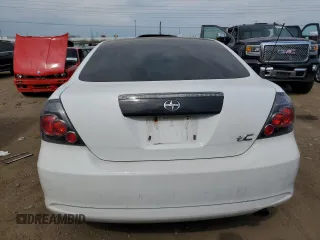 2008 Scion tC Spec z VIN JTKDE167980234431, wystawiony jako Copart lot #54694025 z przebiegiem 130 319 mil mil oraz Szkoda całkowita • Salvage title. Historia ofert i sprzedaży dostępna na DreamBid. Obrazek 6.