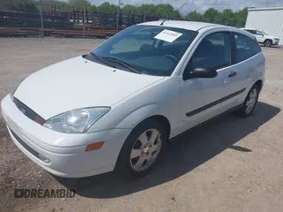 2001 Ford Focus ZX3 z VIN 3FAFP31381R210045, wystawiony jako IAAI lot #41912083 z przebiegiem 52 931 mil mil oraz . Historia ofert i sprzedaży dostępna na DreamBid. Obrazek 2.
