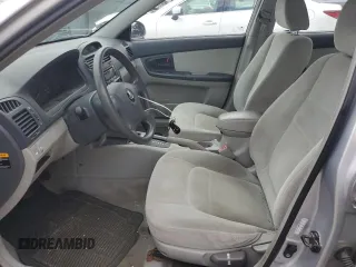 2006 Kia Spectra EX z VIN KNAFE121565316347, wystawiony jako Copart lot #57169865 z przebiegiem 82 782 mil mil oraz Czysty tytuł • Clean title. Historia ofert i sprzedaży dostępna na DreamBid. Obrazek 7.