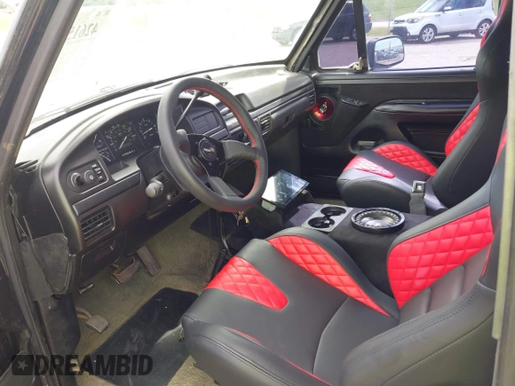 1993 Ford F-250 с VIN 1FTHX26GXPKA13660, выставлен на аукционе IAAI как лот 42615045 с пробегом Не указан миль и . История ставок и продаж доступна на DreamBid. Изображение 5.