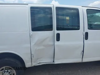 2023 Chevrolet Express Cargo z VIN 1GCWGAFP8P1259579, wystawiony jako IAAI lot #42040508 z przebiegiem 25 681 mil mil oraz . Historia ofert i sprzedaży dostępna na DreamBid. Obrazek 6.