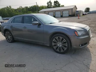 2012 Chrysler 300 S z VIN 2C3CCABGXCH140579, wystawiony jako Copart lot #60476205 z przebiegiem 288 209 mil mil oraz Czysty tytuł • Clean title. Historia ofert i sprzedaży dostępna na DreamBid. Obrazek 4.